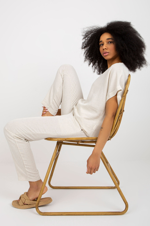 Šviesiai smėlio spalvos dviejų dalių... Šviesiai smėlio spalvos dviejų dalių...