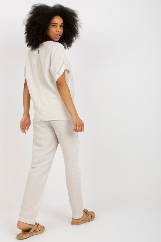 Šviesiai smėlio spalvos dviejų dalių... Šviesiai smėlio spalvos dviejų dalių...