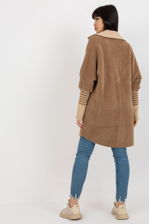 Šviesiai rudas alpakų kailis su užsegimu Šviesiai rudas alpakų kailis su užsegimu