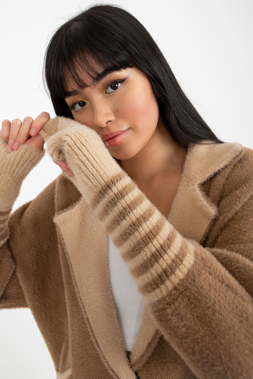 Šviesiai rudas alpakų kailis su užsegimu Šviesiai rudas alpakų kailis su užsegimu