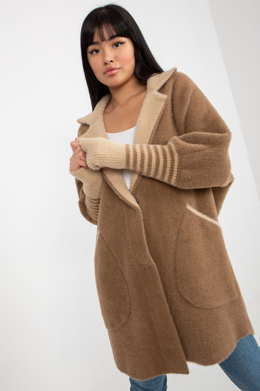 Šviesiai rudas alpakų kailis su užsegimu Šviesiai rudas alpakų kailis su užsegimu