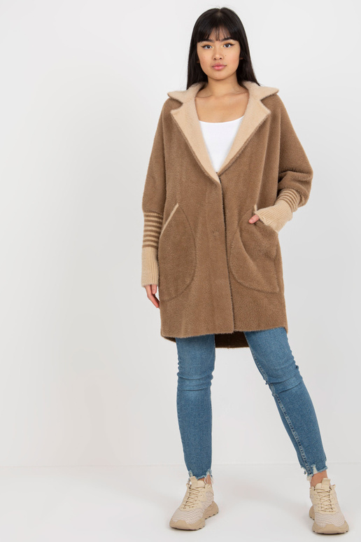 Šviesiai rudas alpakų kailis su užsegimu Šviesiai rudas alpakų kailis su užsegimu