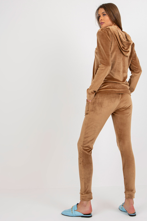 Tamsaus kupranugario veliūro...