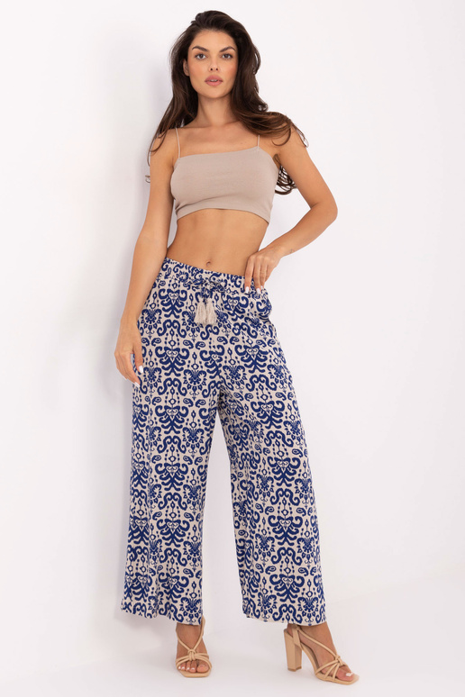 Žemo lygio giliai mėlyno audinio...