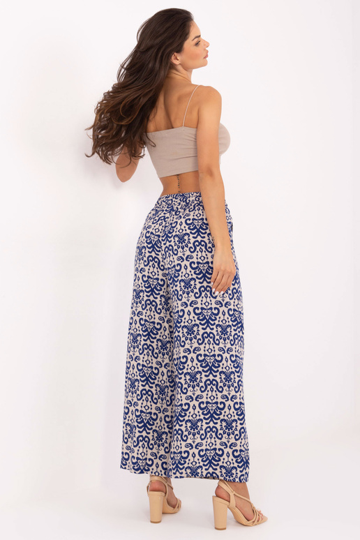 Žemo lygio giliai mėlyno audinio...