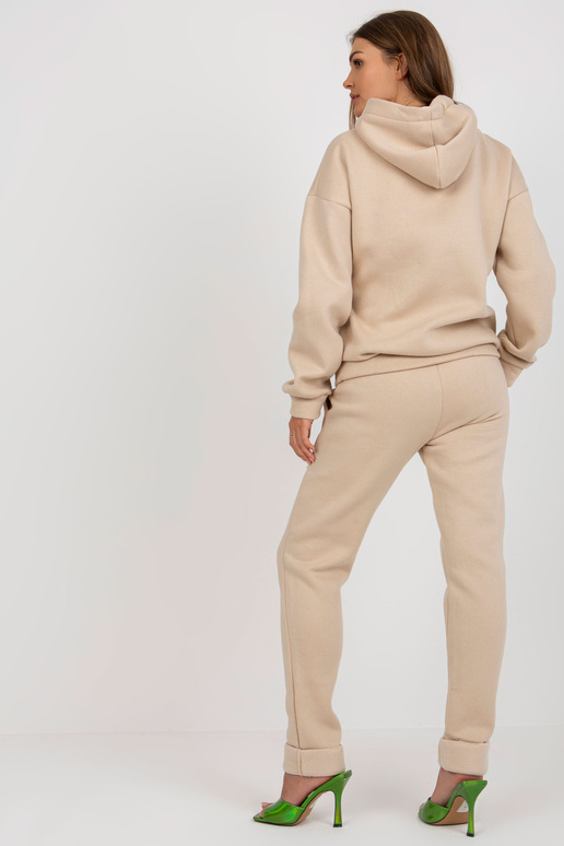 Smėlio spalvos moteriškas sportinio... Smėlio spalvos moteriškas sportinio...