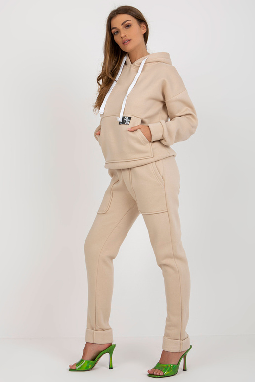 Smėlio spalvos moteriškas sportinio... Smėlio spalvos moteriškas sportinio...