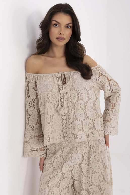 Palaidinė iš nėrinių