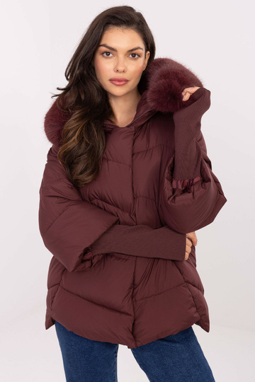 Bordo spalvos striukė