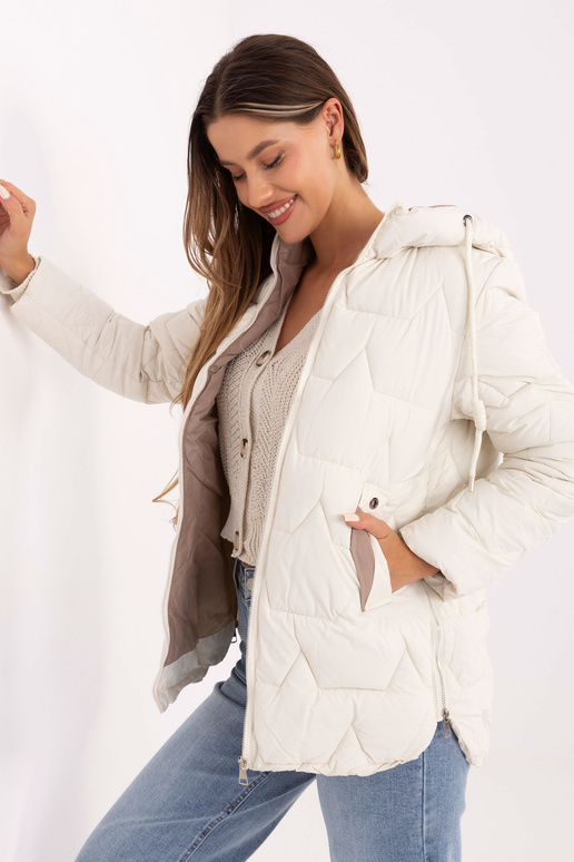 Striukė kreminio atspalvio