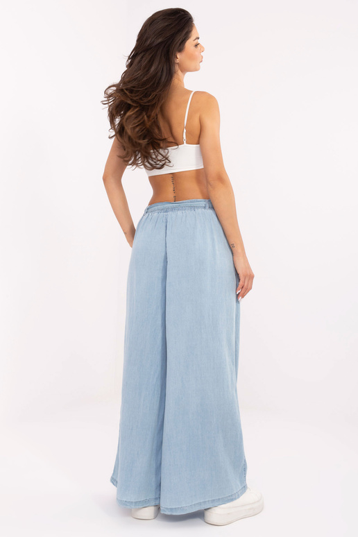 Šviesiai mėlynos kelnės