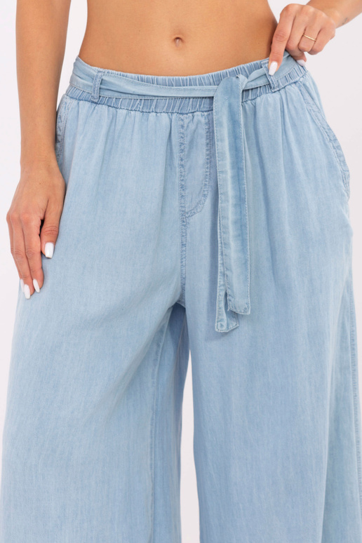 Šviesiai mėlynos kelnės