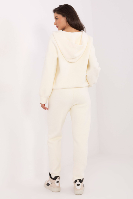 Kreminis komplektas Kreminis komplektas