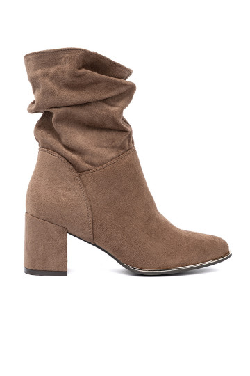 smėlio spalvos batai iš zomšos ant kulno