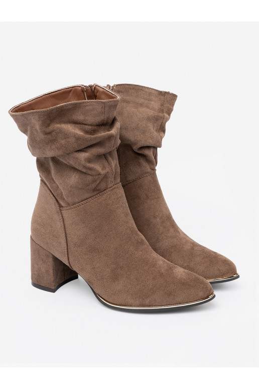 smėlio spalvos batai iš zomšos ant kulno