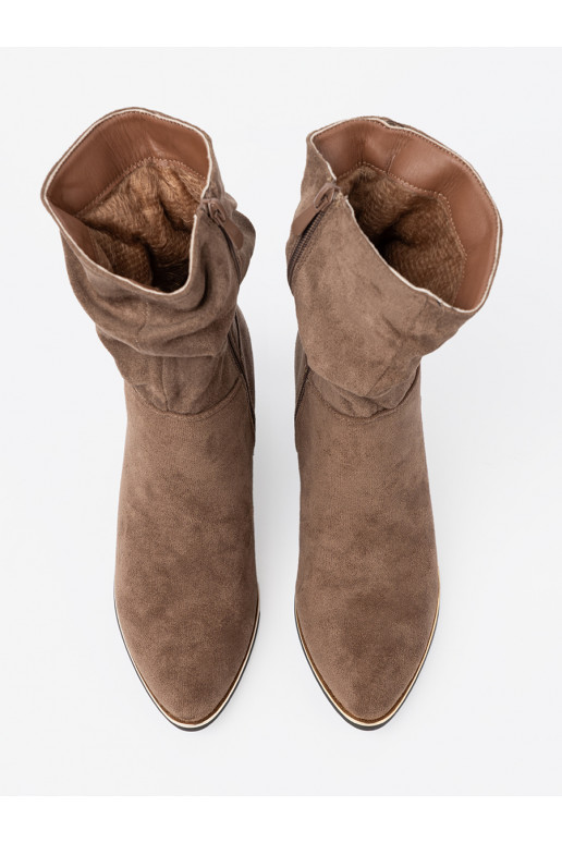 smėlio spalvos batai iš zomšos ant kulno