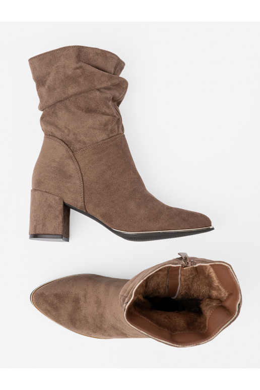 smėlio spalvos batai iš zomšos ant kulno