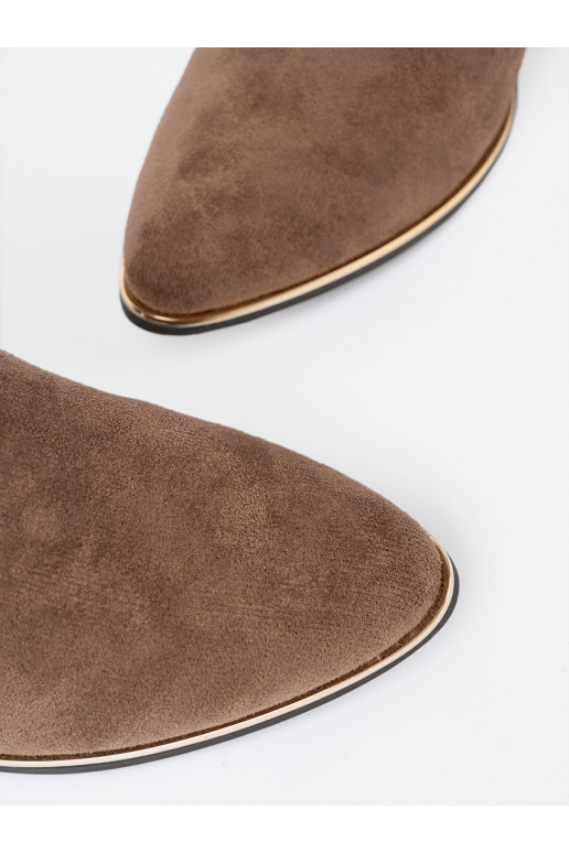 smėlio spalvos batai iš zomšos ant kulno