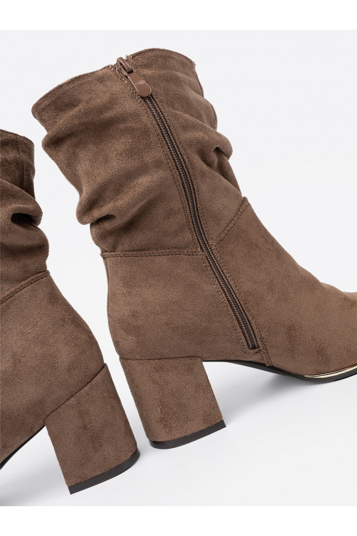 smėlio spalvos batai iš zomšos ant kulno