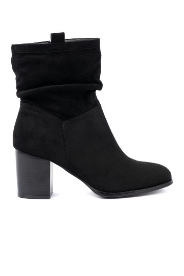 Juodos spalvos iš zomšos batai ant kulno