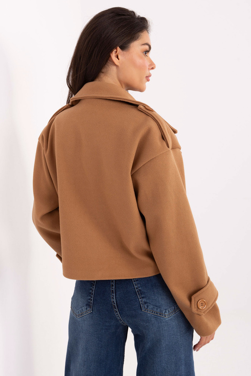 Kupranugario spalvos striukė