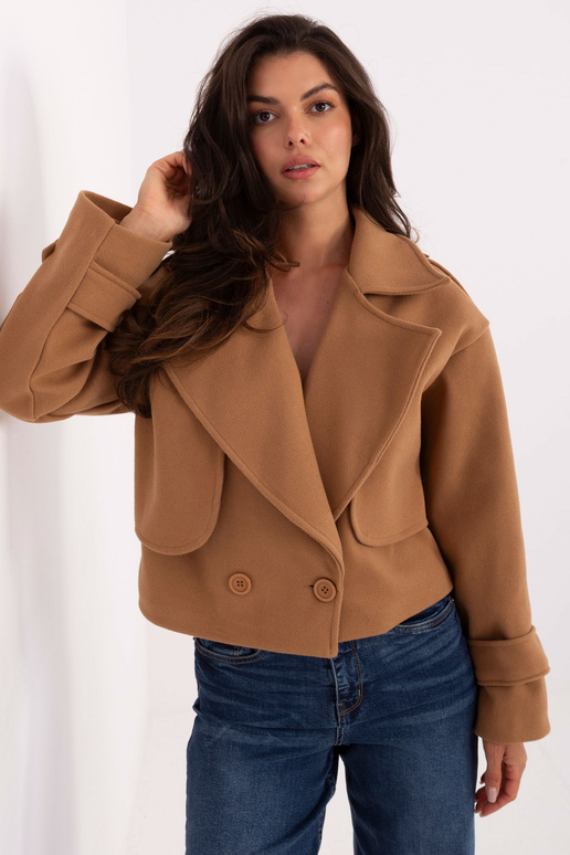 Kupranugario spalvos striukė