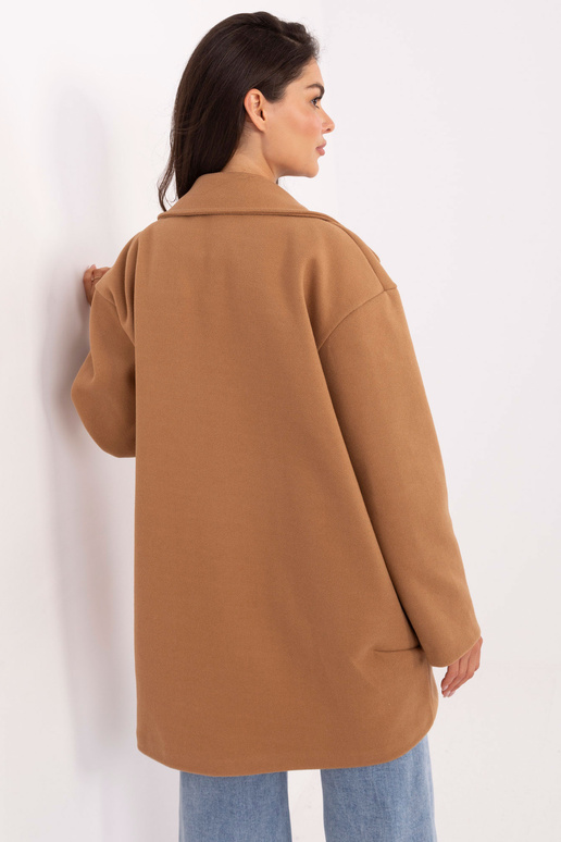 Kupranugario spalvos paltas