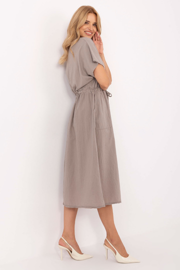 Tamsiai smėlinės spalvos...