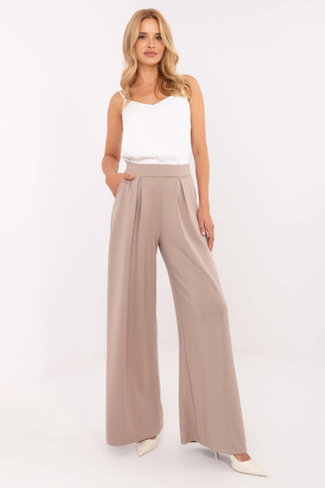 Tamsiai smėlinės spalvos...