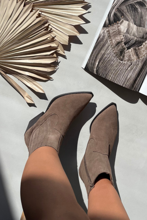 Moteriški zomšiniai kaubojiško stiliaus batai su kulniukais, pašiltinti, chaki spalvos Dylira Moteriški zomšiniai kaubojiško stiliaus batai su kulniukais, pašiltinti, chaki spalvos Dylira