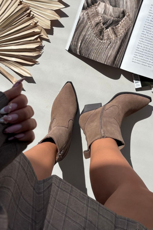 Moteriški zomšiniai kaubojiško stiliaus batai su kulniukais, pašiltinti, chaki spalvos Dylira Moteriški zomšiniai kaubojiško stiliaus batai su kulniukais, pašiltinti, chaki spalvos Dylira