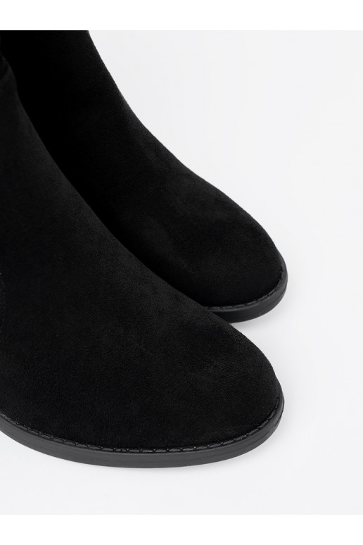 Elegantiško stiliaus batai juodos spalvos ant kulno  Elegantiško stiliaus batai juodos spalvos ant kulno