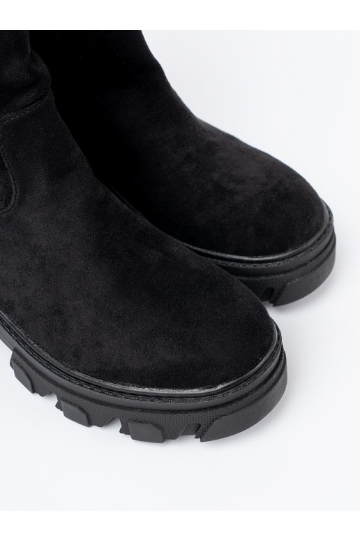 Juodos spalvos batai o minimalistycznym kroju