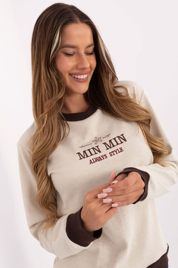 Šviesiai smėlinės spalvos...