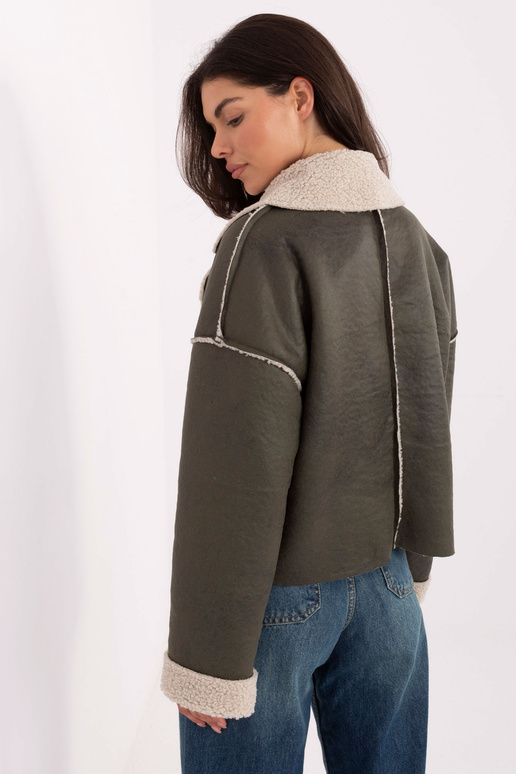 Chaki spalvos striukė