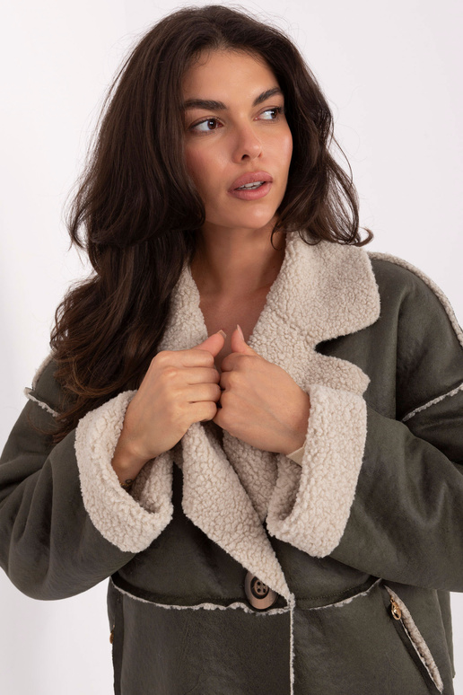 Chaki spalvos striukė