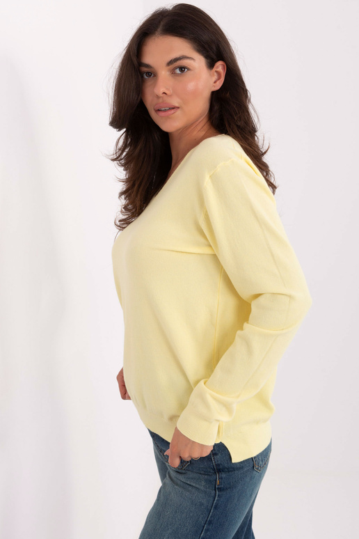 Šviesiai geltonos spalvos megztinis