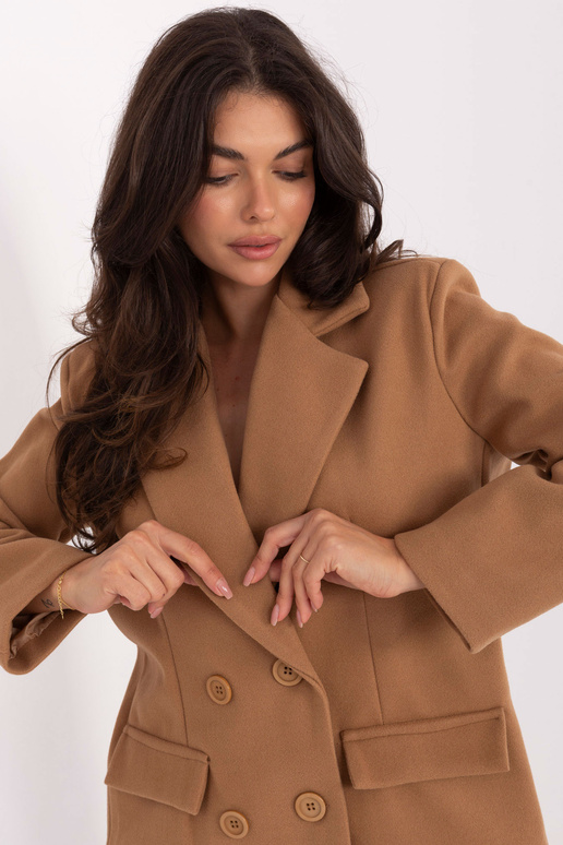 Kupranugario spalvos striukė