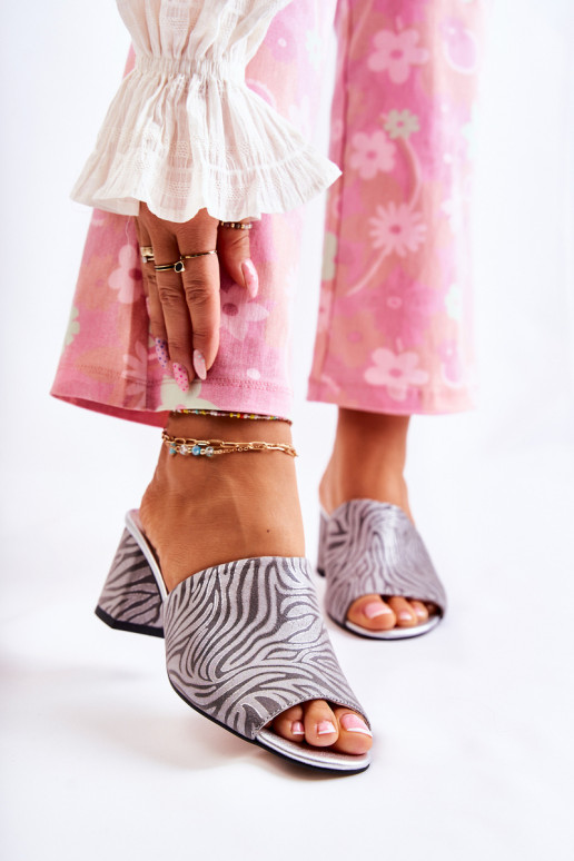    Šlepetės su kulniukais Zebra pilkos spalvos Nessita