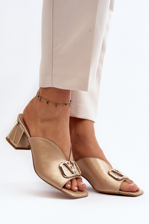 Elegantiško stiliaus Moteriškos šlepetės su kulniukais Laura Messi 2771 aukso spalvos