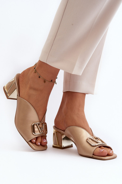 Elegantiško stiliaus Moteriškos šlepetės su kulniukais Laura Messi 2771 aukso spalvos