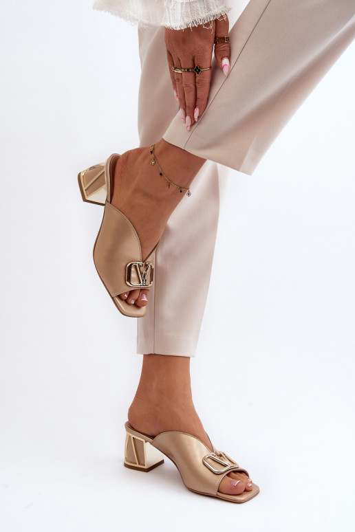 Elegantiško stiliaus Moteriškos šlepetės su kulniukais Laura Messi 2771 aukso spalvos