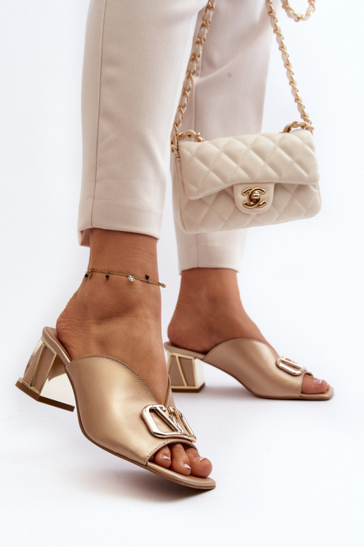 Elegantiško stiliaus Moteriškos šlepetės su kulniukais Laura Messi 2771 aukso spalvos