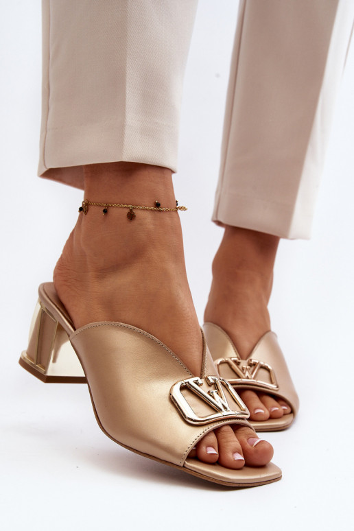 Elegantiško stiliaus Moteriškos šlepetės su kulniukais Laura Messi 2771 aukso spalvos