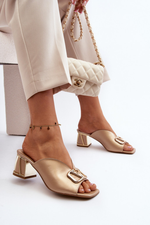 Elegantiško stiliaus Moteriškos šlepetės su kulniukais Laura Messi 2771 aukso spalvos