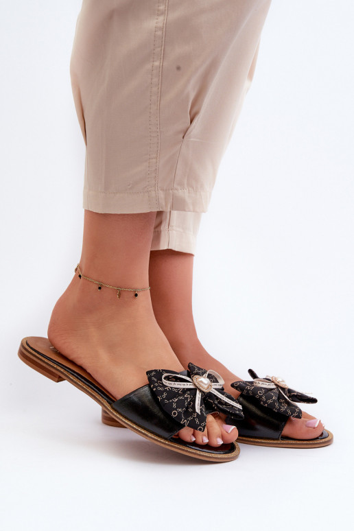 Lygiapadės odinės moteriškos šlepetės su kaspinais Laura Messi 2791 juodos
