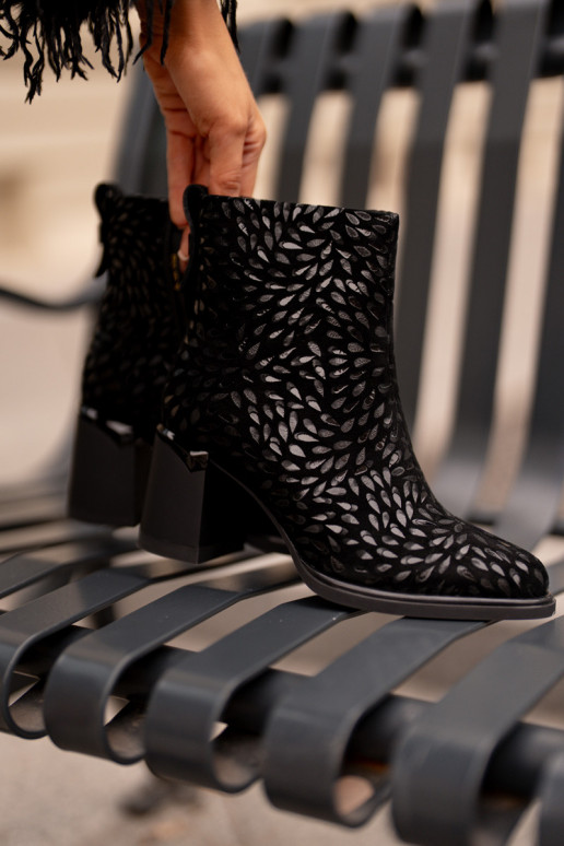 Zomšiniai aulinukai ant kulno  Tłoczeniem D&A CR42-192 Juodos spalvos