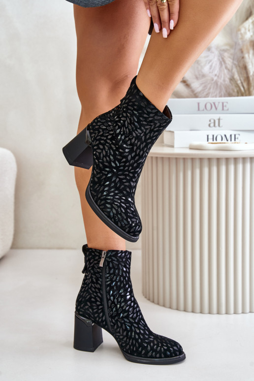 Zomšiniai aulinukai ant kulno  Tłoczeniem D&A CR42-192 Juodos spalvos