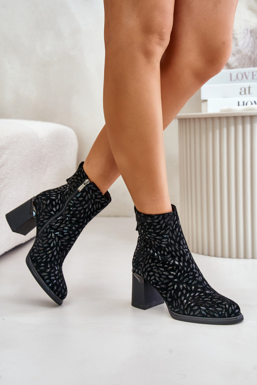 Zomšiniai aulinukai ant kulno  Tłoczeniem D&A CR42-192 Juodos spalvos