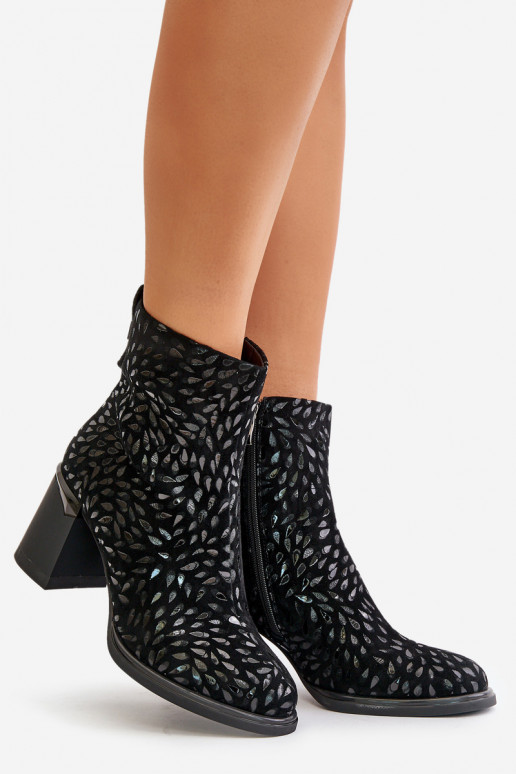 Zomšiniai aulinukai ant kulno  Tłoczeniem D&A CR42-192 Juodos spalvos